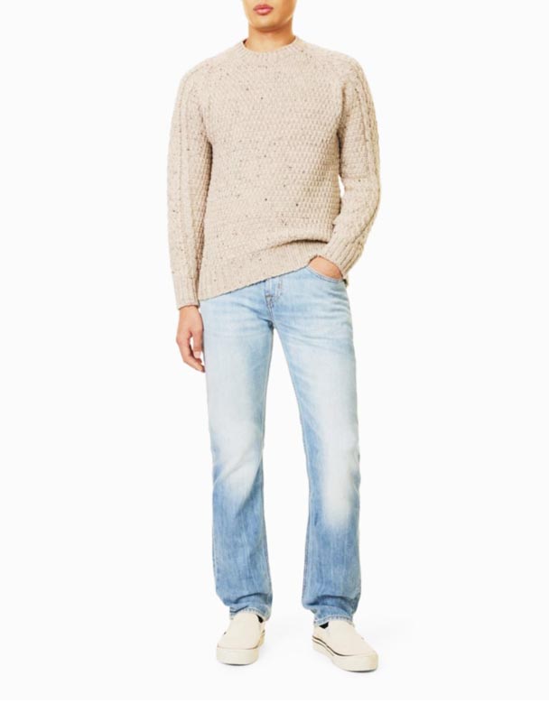 CHA00049 - adi kəsiklərin düz ayaqları ilə yuyulduqdan sonra yıpranmış uzanan denim düz jeans