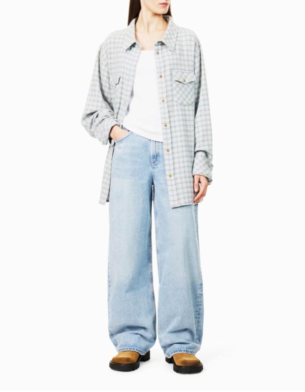 CHW00724 Niddereg Kurve mëttelhéich Jeans Mat engem richtege Been